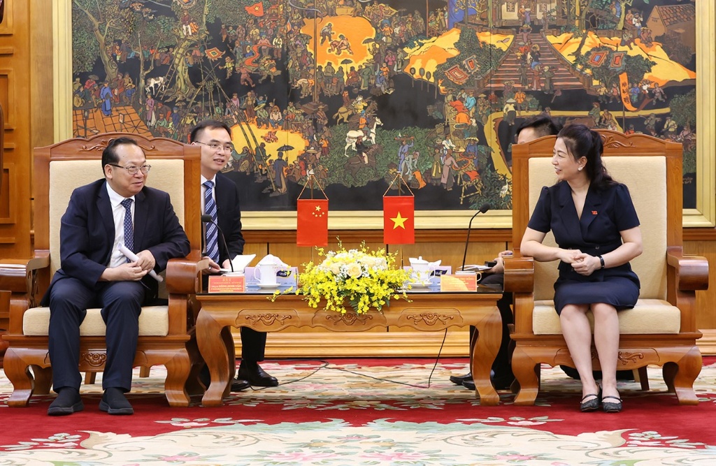 Standing Deputy Secretary of Provincial Party Committee Le Thi Thu Hong receives a courtesy call...|https://en.bacgiang.gov.vn/detailed-news/-/asset_publisher/MVQI5B2YMPsk/content/standing-deputy-secretary-of-provincial-party-committee-le-thi-thu-hong-receives-a-courtesy-call-on-the-secretary-of-the-party-committee-of-nanning-ci