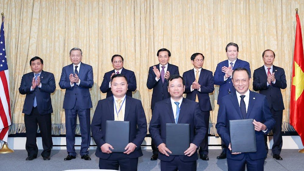 Vice Chairman of the Provincial People's Committee Phan The Tuan and his partner signed a...