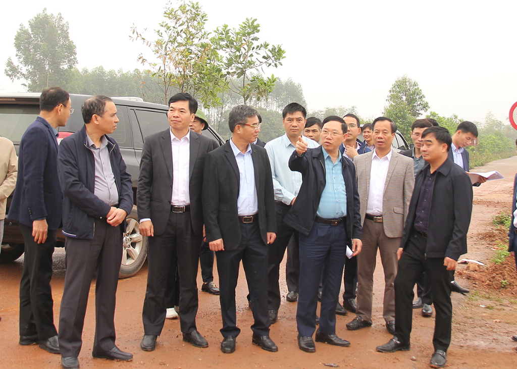 Chairman of the Provincial People's Committee Le Anh Duong inspects traffic project progress