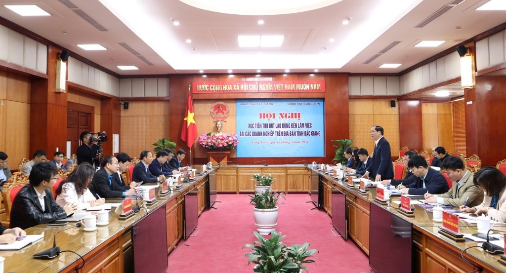 Standing Vice Chairman of Provincial People's Committee Mai Son works with Lang Son province on...