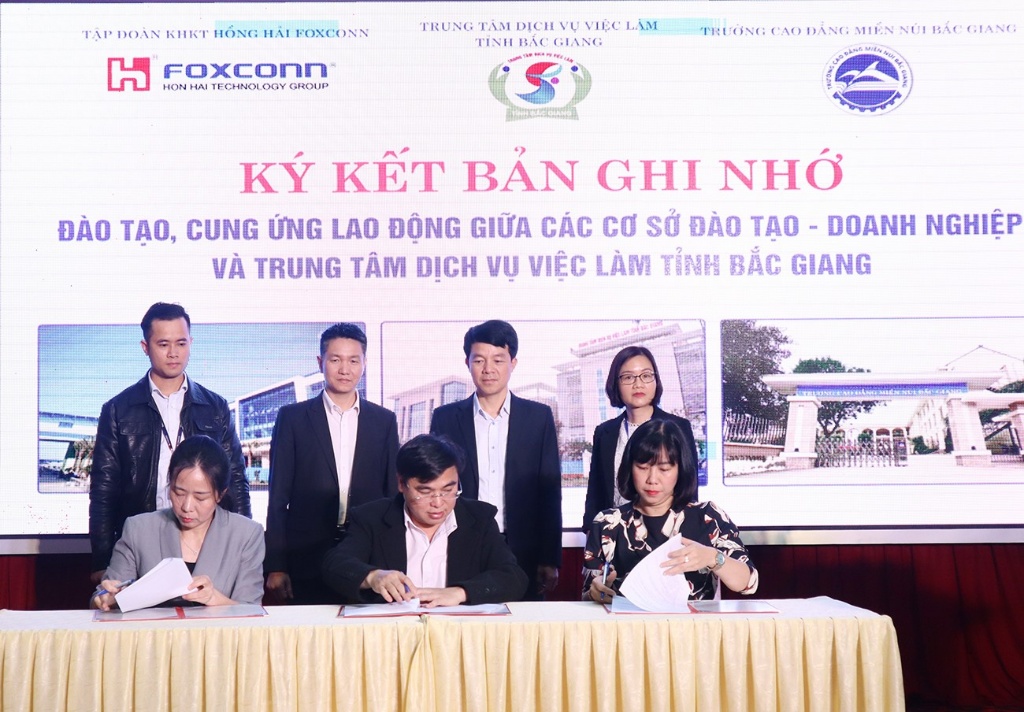 Online job opening session of Giap Thin Spring connects 15 provinces and cities