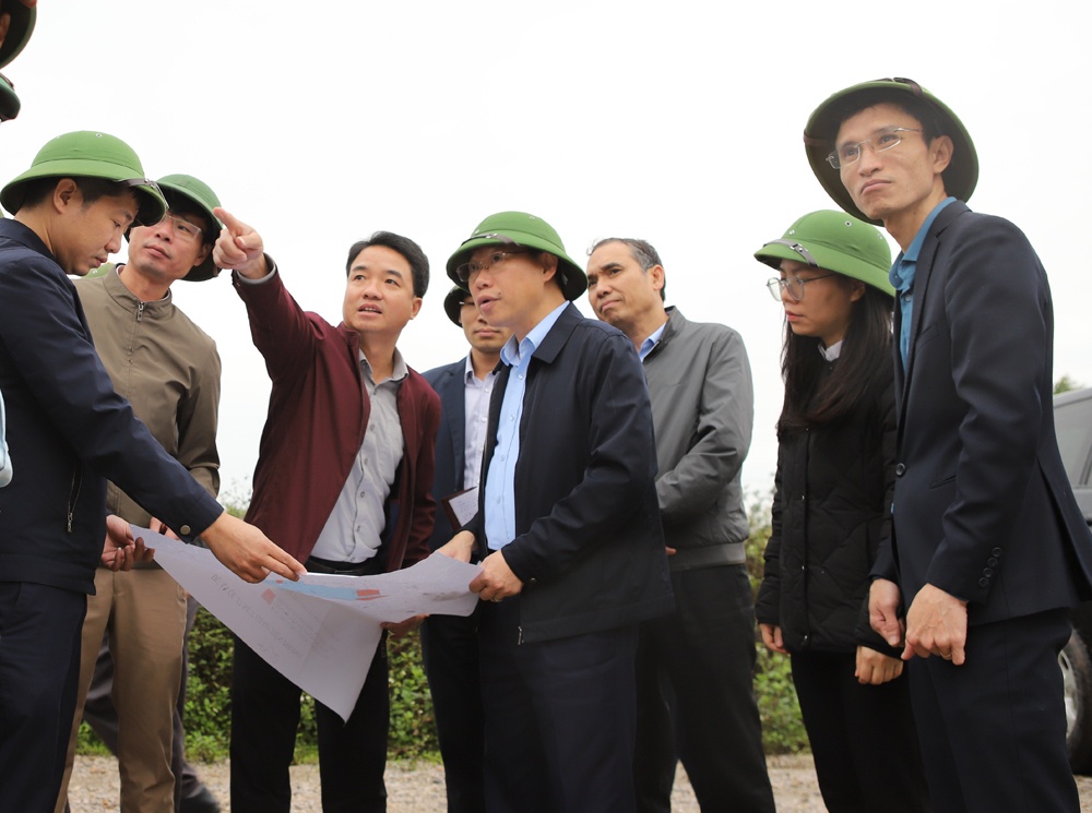 Chairman of the Provincial People's Committee Le Anh Duong inspects key projects in Yen Dung...