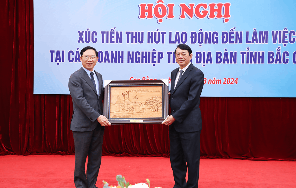 Chairman of the Provincial People's Committee Le Anh Duong works with Cao Bang province on...