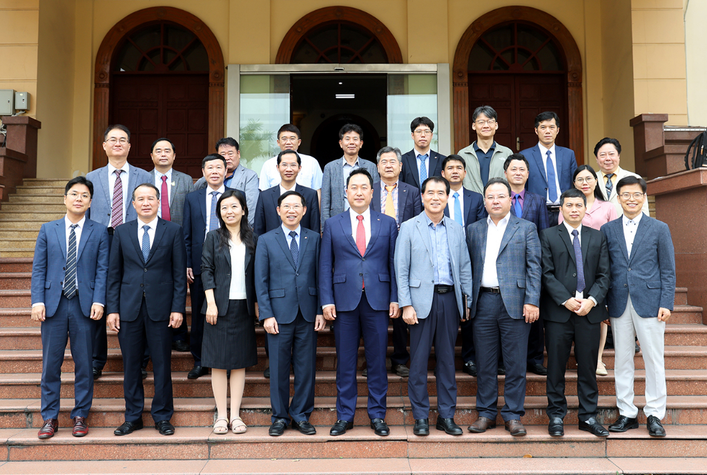 Chairman of Provincial People’s Committee receives and works with delegation of Korean Chamber of...