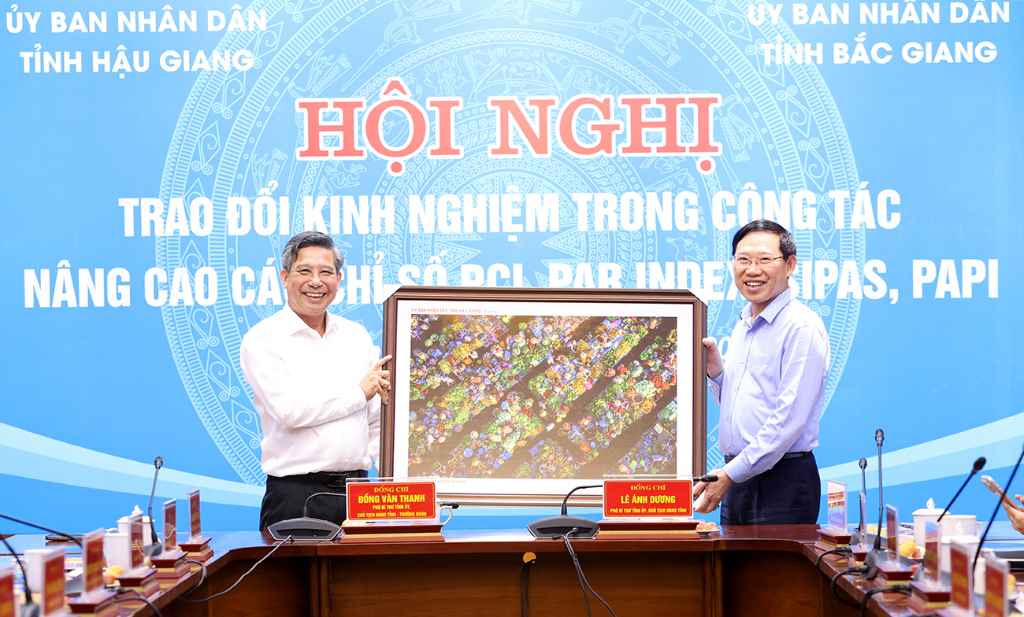 Two provinces of Bac Giang and Hau Giang exchange experiences on administrative reform and...